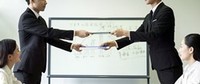 摄图网_500555284_wx_会议室内双方互换合同达到合作（非企业商用）.jpg
